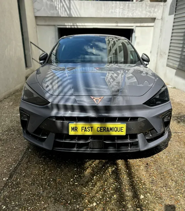 Cupra Formentor grise au lavage devant l’atelier