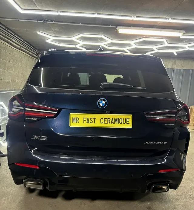 BMW X3 sous le plafond LED de l’atelier après traitement céramique